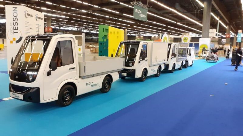 Véhicules de Flex'n Moov sur un stand